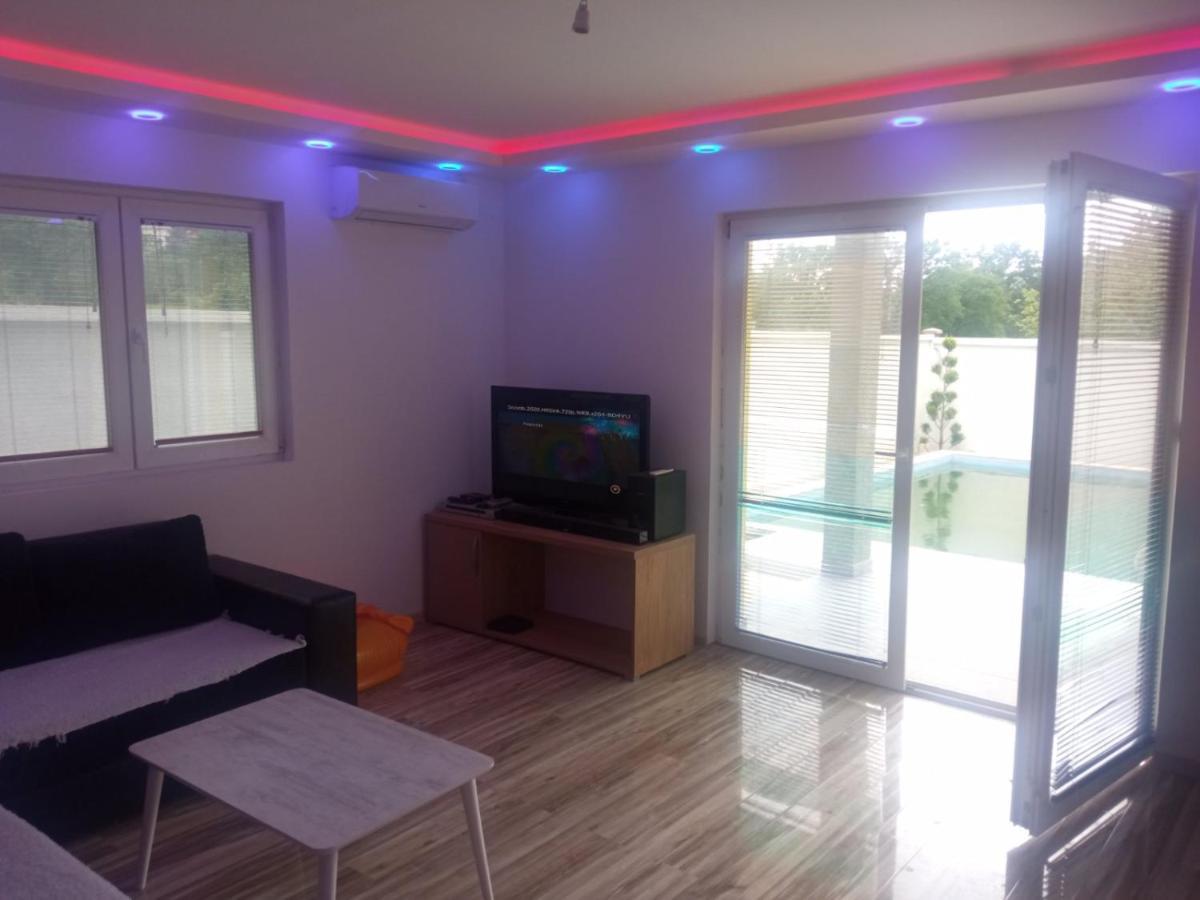 הוילה הרצג-נובי House With Pool - Mitrovic מראה חיצוני תמונה